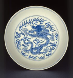 Prato de porcelana azul e branca pintado com um dragão, marca Qianlong e período, 1736-1795 (porcelana)