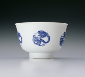 Taça, decorada com roldanas de dragão, marca Kangxi e período 1662-1722 (porcelana com underglaze azul) (ver também 142285)