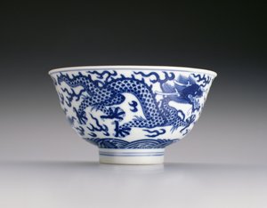 Taça com Dragões e Ondas, marca Xianfeng e período 1851-61 (porcelana com subvidrado azul) (ver também 142299)