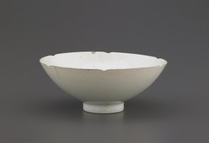 Tigela com borda entalhada, Jingdezhen, província de Jiangzi, dinastia Song do Norte ou do Sul (cerâmica)