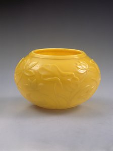 Tigela esculpida, período Qianlong (1736-95) (vidro colorido) (ver também 272125)