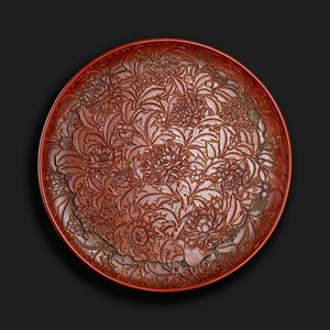 Prato esculpido com a marca de Xuande (1426-36) na base, chinês (laca vermelha sobre madeira)