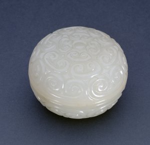 Caixa Circular Seal-Paste do estilo Guri laquer com pergaminhos lingzhi, dinastia Ming (pedra branca) (ver também 241120) de Chinese School
