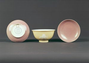 Taça Circular, período Chien Lung (1736-95) (cerâmica) de Chinese School