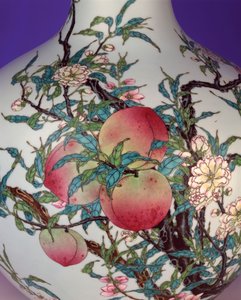 Detalhe de um magnífico vaso globular de nove pêssegos da família Rose, 1735-1795 de Chinese School