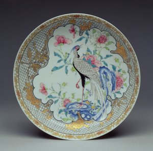 Prato pintado com um pássaro de cauda longa, pedras e flores, período de Yongzheng, 1725-35 (porcelana casca de ovo)
