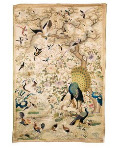 Painel bordado com um par de pavões e numerosos outros pássaros sob uma árvore retorcida com peônias e flores de prunus, Cantão de Chinese School