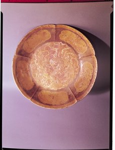 Prato gravado, dinastia Tang (618-907) (ouro e prata)