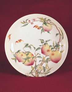 Famille rose plate decorada com um padrão de damascos, dinastia Qing (porcelana) de Chinese School