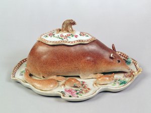 Terrina de molho de Famille subiu e cobertura modelou como um esquilo, período de Chien Lung (1736-95) (cerâmica) de Chinese School