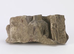 Fragmento, mostrando o torso do Buda sentado, um Bodhisattva em pé e dois cartuchos na frente, c.500