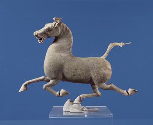 Cavalo galopando com um casco descansando em uma andorinha, do túmulo em Wu-wei, Kansu, Dinastia Han Oriental (bronze)