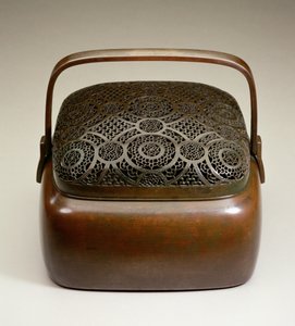 Handwarmer, feito por Tsui-li Wang Feng-chiang em Chia-hsing, Chekiang, dinastia Ming (cobre batido e furado)
