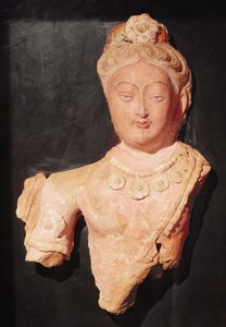 Cabeça e busto de um Bodhisattva em traje principesco, de Kumtura, Xinjiang, séc. VII-VIII (cobra pintada)