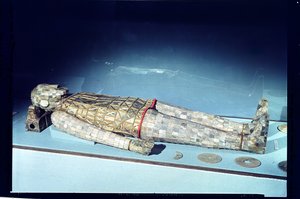 Terno de enterro de Jade, do túmulo da Princesa Tou Wan, esposa de Liu Sheng (d.113 aC) de Lingshang, Man-ch&39;eng, Hopei, Dinastia Han Ocidental (jade com fio de ouro)