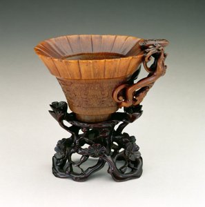 Taça da Libação, período Qianlong 1736-95, dinastia Ching, chinesa, meados do século XVII (trompa de rinoceronte esculpida) (ver 142638, 142654-5)