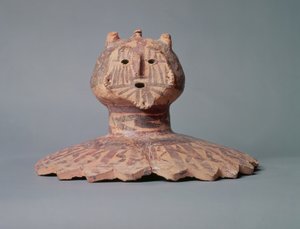 Tampa de um pote Yangshao, possivelmente representando o rosto de um xamã, período Yangshao, c.2500 aC (barro) de Chinese School