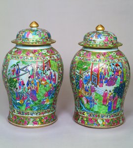 Par de vasos de balaústre rosa da família Canton e tampas em forma de cúpula, início do século 19 de Chinese School