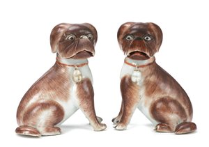 Par de figuras chinesas de exportação de Seated Pug Dogs, Qianlong, 1736-95 de Chinese School