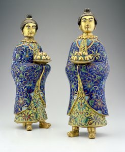 Par de atendentes femininas, período Qianlong, 1736-95 (cloisonne esmalte) de Chinese School