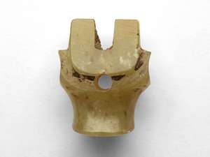 Pingente em forma de cabeça bovina, retrabalhada, c.1100-1000 aC de Chinese School