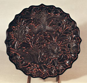 Placa com motivos florais e duas aves, Dinastia Yuan (1271-1368) (madeira lacada)