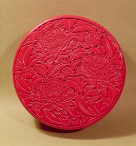 Caixa de laca vermelha decorada com peônias, c.1426-35 (verniz sobre madeira) (ver também 52020)