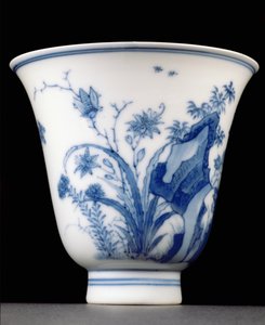 Copo de copo semi-casca de ovo, marca Kangxi e período 1662-1722 (porcelana com underglaze azul) (ver 142601, para baixo ver 142558)
