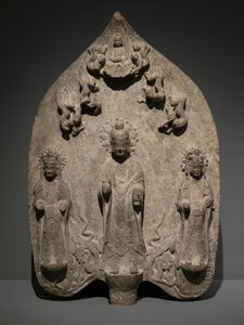 Estela votiva com uma tríade budista. Norte da China, Dinastia Wei Oriental de Chinese School