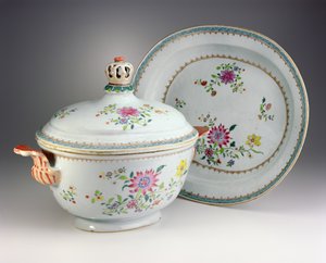 Terrina, cobertura e suporte, período de Qianlong, 1736-95 (porcelana rosa da famille)