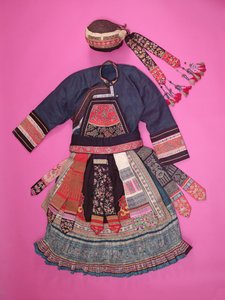 Vestido de mulher e chapéu de cestaria, Ch&39;uan Miao (têxtil) de Chinese School