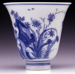 Copo de copo semi-casca de ovo, marca Kangxi e período 1662-1722 (porcelana com subvidrado azul) (ver 142559 e lado inferior 142558)
