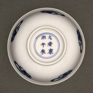 Parte inferior de uma tigela, marca Kangxi e período 1662-1722 (porcelana com subvidrado azul) (ver também 142284)