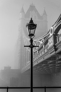 A Tower Bridge enevoada de Chris Hamilton