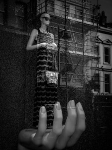Reflexo da mão de um manequim de Chris Hamilton