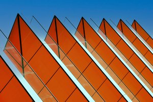 Fachada geométrica em laranja