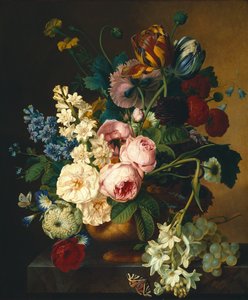 Buquê de flores em uma mesa de mármore