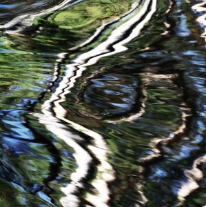 Reflexos vibrantes na água