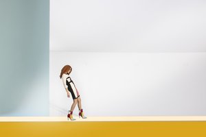 Pose de moda colorida de Christine von Diepenbroek