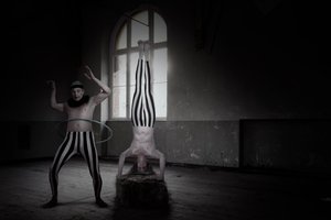 Equilíbrio de mãos no Dark Circus de Christine von Diepenbroek