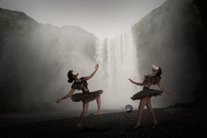Dançarinas da Cascata da Fantasia Negra de Christine von Diepenbroek