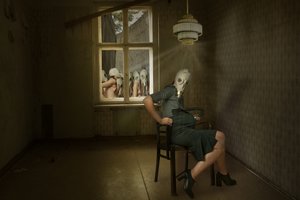 A Mulher Misteriosa com Máscara de Gás de Christine von Diepenbroek