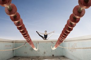 Piscina abandonada com divisão elegante