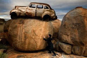 Homem a empurrar um carro em Boulder de Christine von Diepenbroek