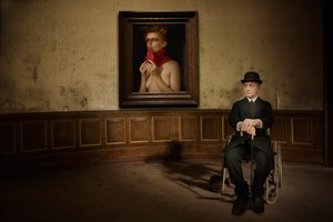 Homem contempla retrato de nu de Christine von Diepenbroek