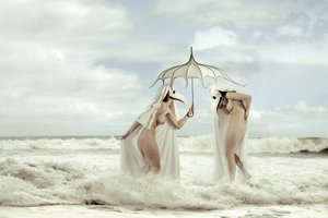 Figuras enmascaradas e ondas do mar de Christine von Diepenbroek