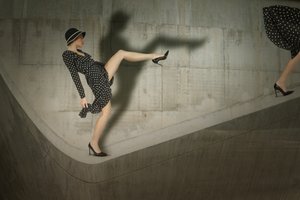 Pose de moda com bolinhas