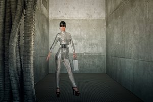 Mulher elegante e futurista