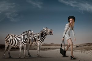 Cena surreal de moda no deserto de Christine von Diepenbroek