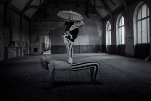 Acrobatas da Sala Surreal de Christine von Diepenbroek